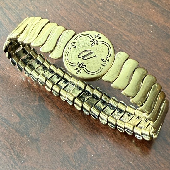 Anthropologie Gold-Tone Sweetheart Expansion Bracelet!!🔥🔥🔥 - Picture 3 of 13